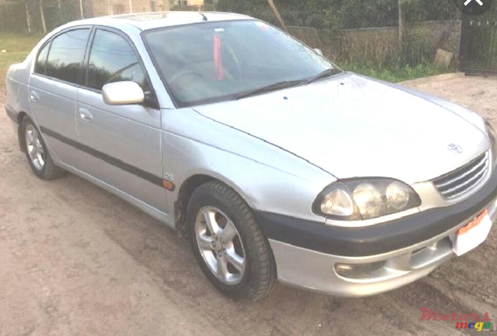1998' Toyota Avensis GLi photo #1