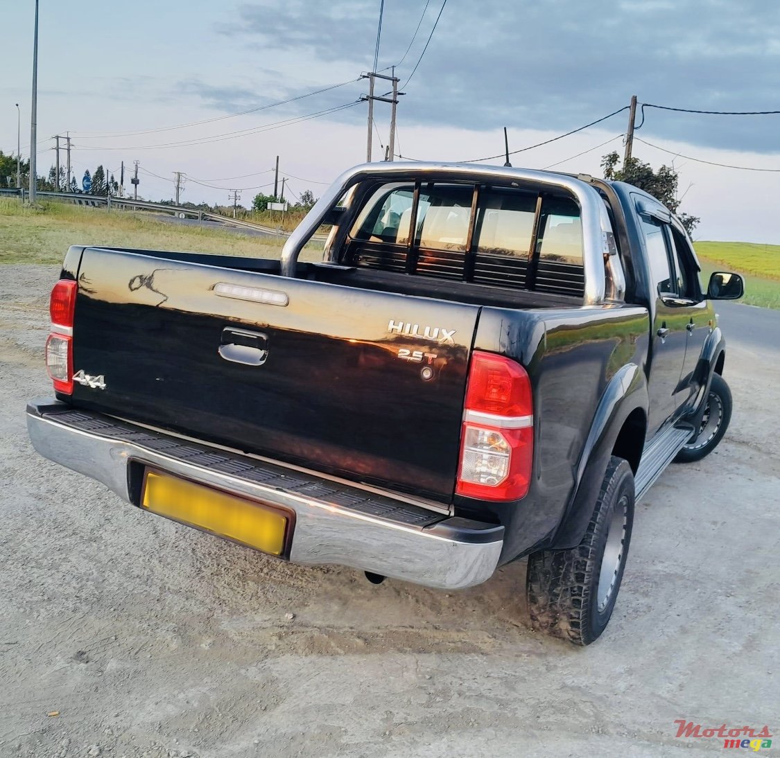 2012' Toyota Hilux 4x4 photo #3