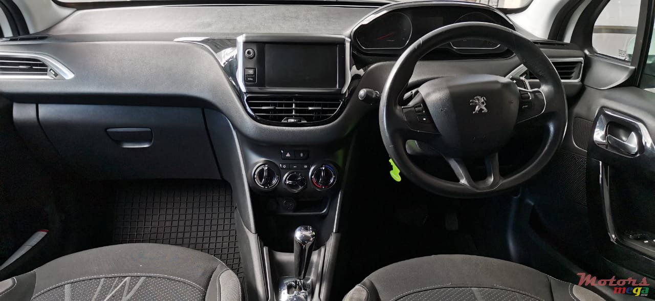 2013' Peugeot 208 photo #2