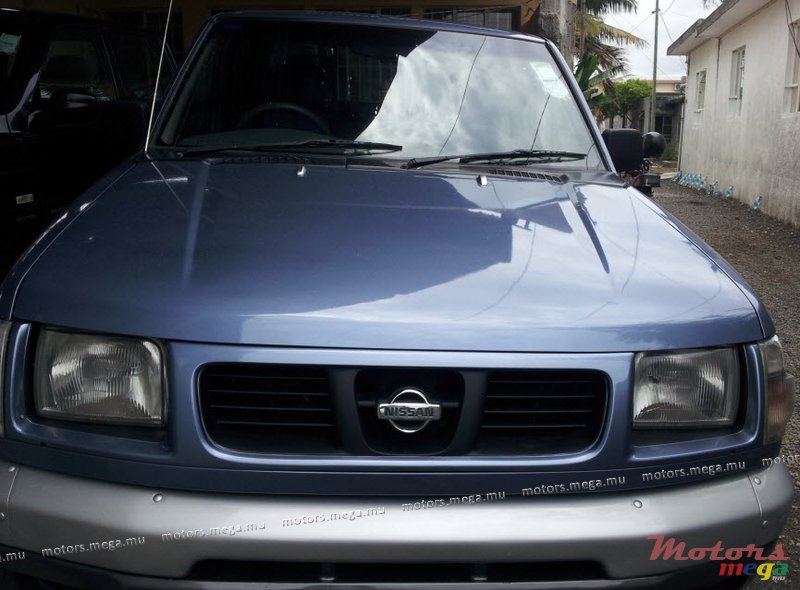 2000' Nissan Hardbody photo #3