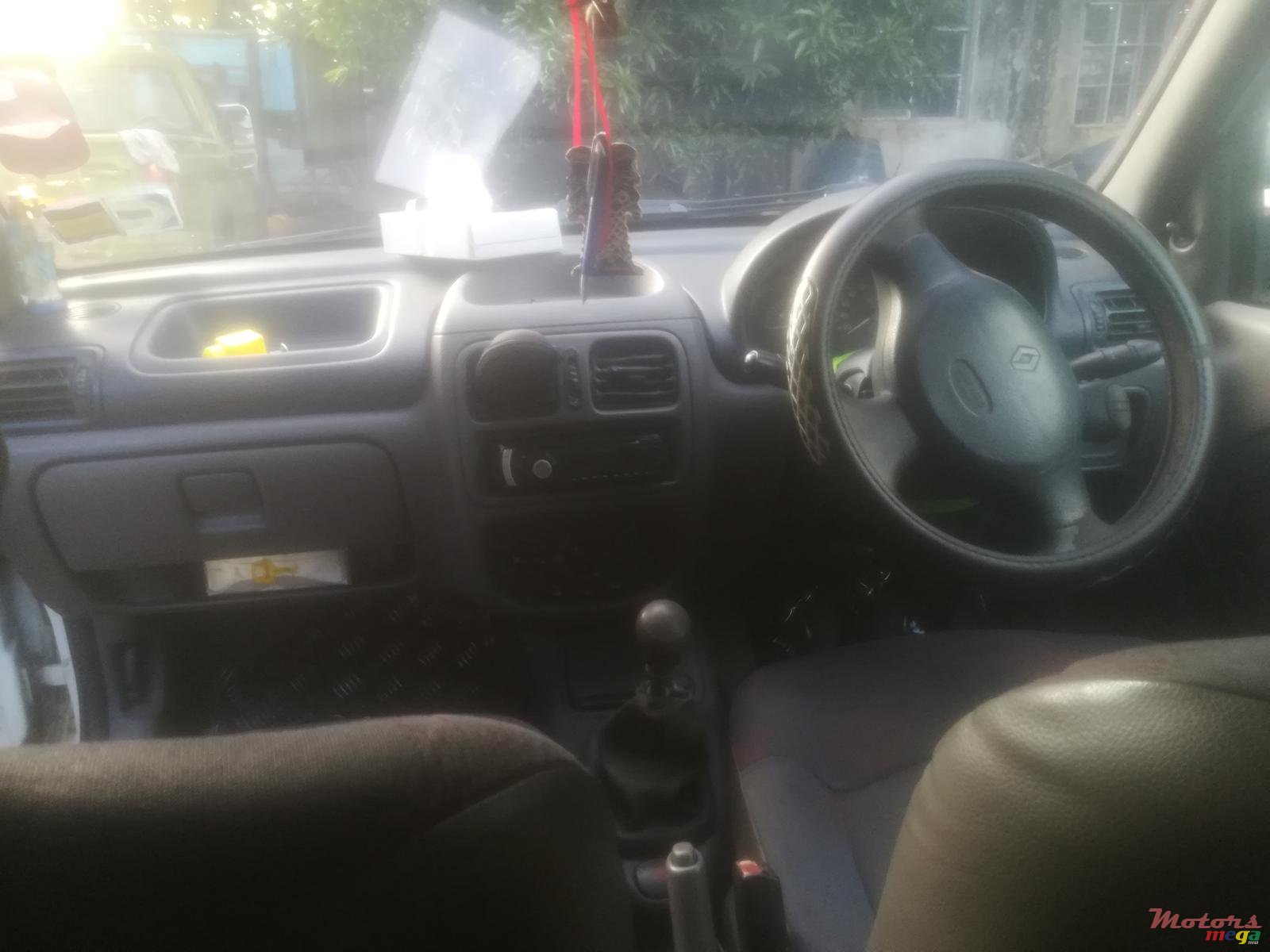 2001' Renault Clio photo #2