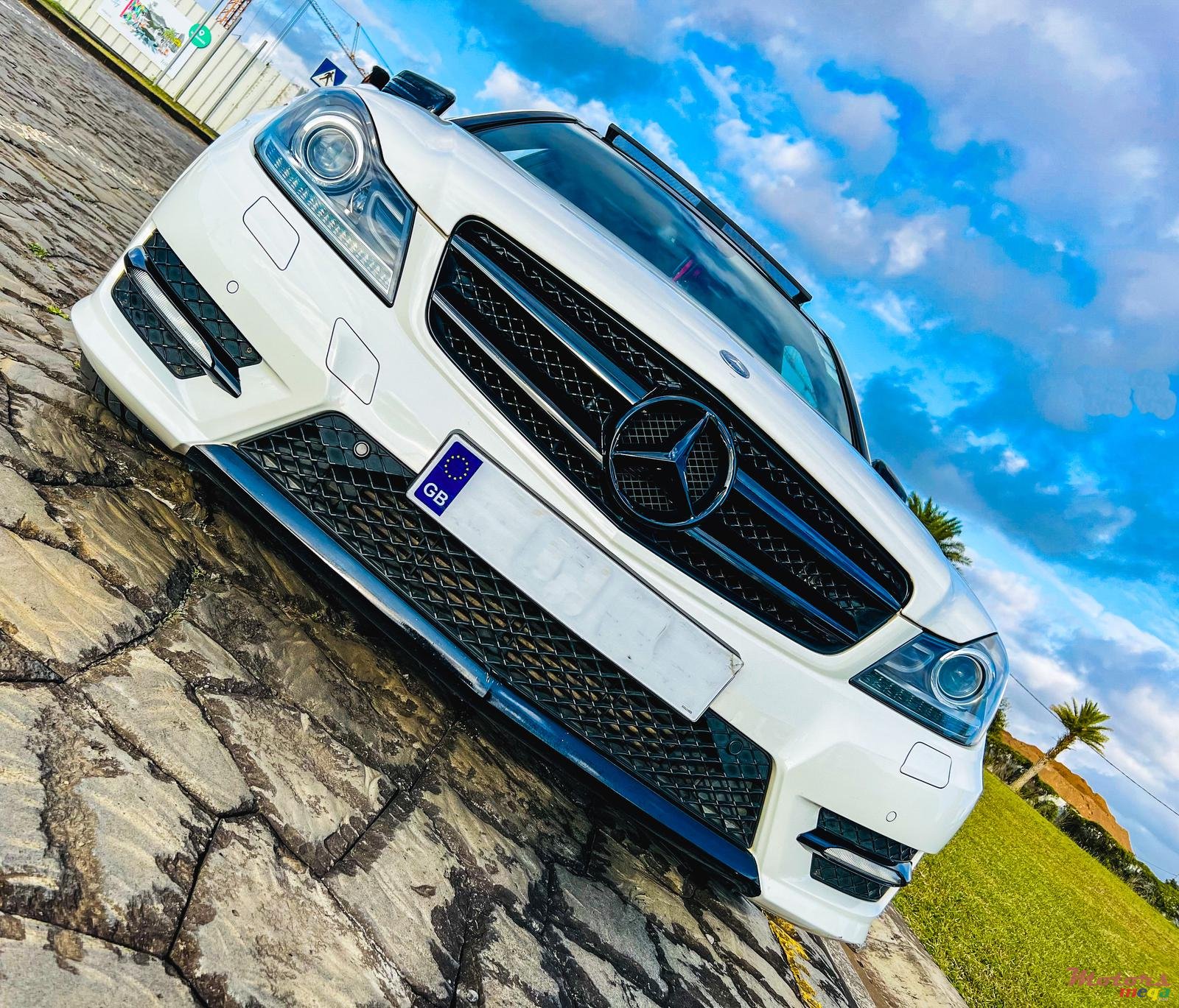 2012' Mercedes-Benz C-Class C250 Coupe photo #1