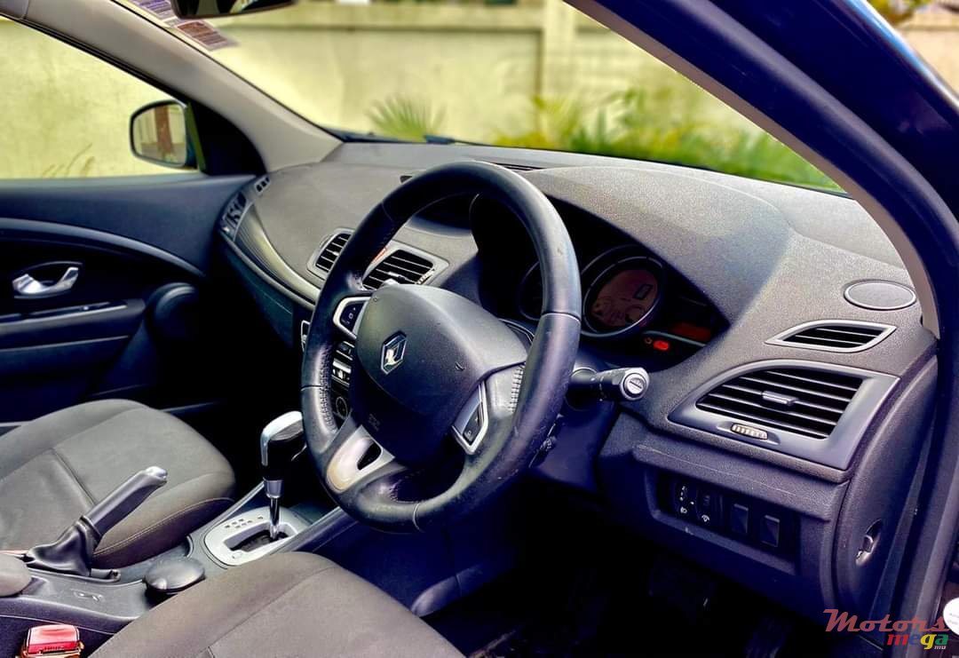 2011' Renault Megane photo #1