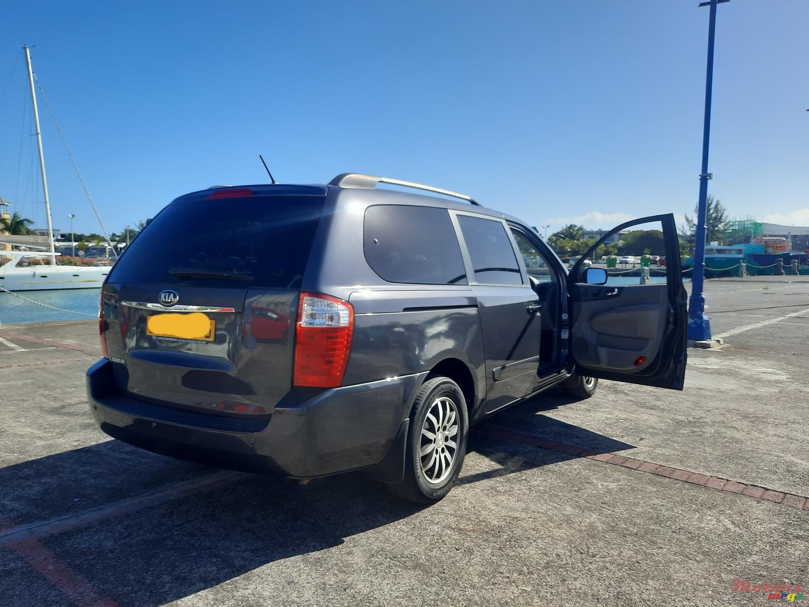 2013' Kia Carnival STATION WAGON photo #3