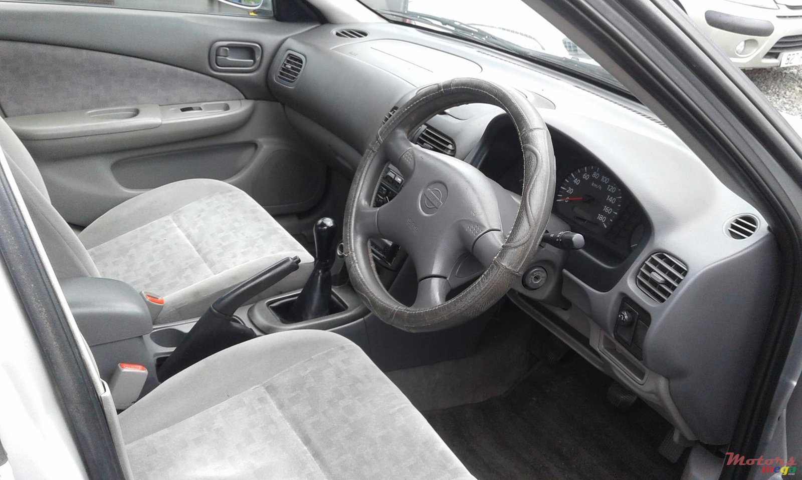 2001' Nissan Sunny photo #3