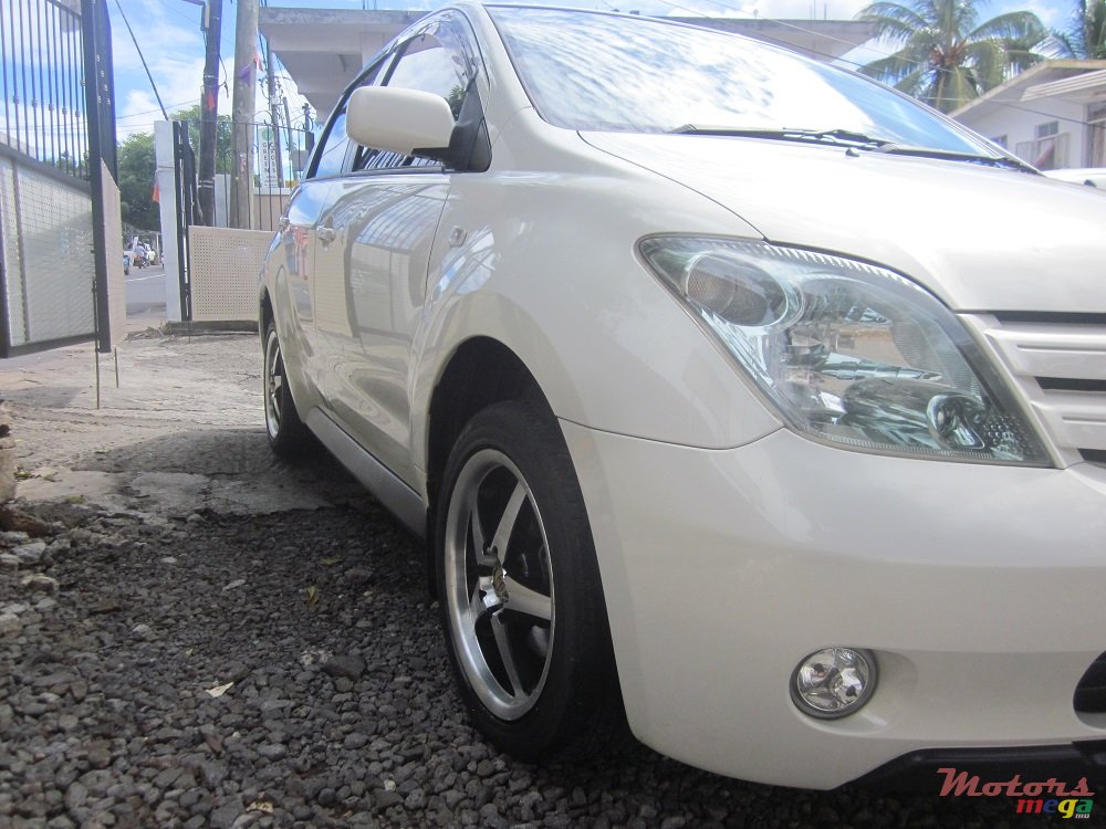 2005' Toyota Ist photo #3