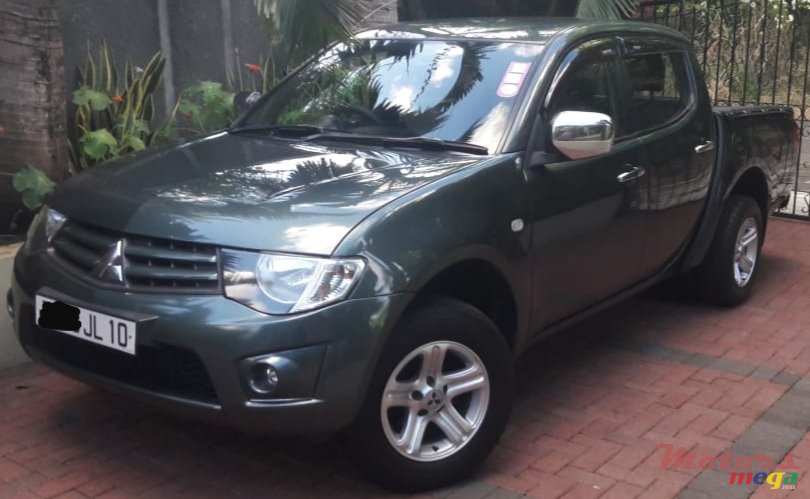 2010' Mitsubishi L 200 original photo #7