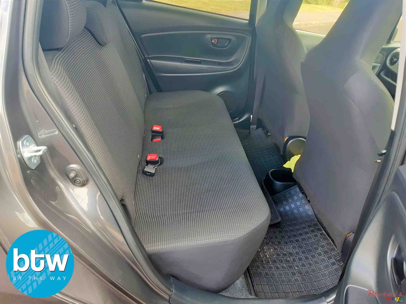 2016' Toyota Vitz photo #4