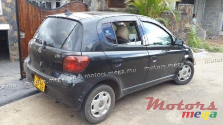 2002' Toyota Vitz photo #1