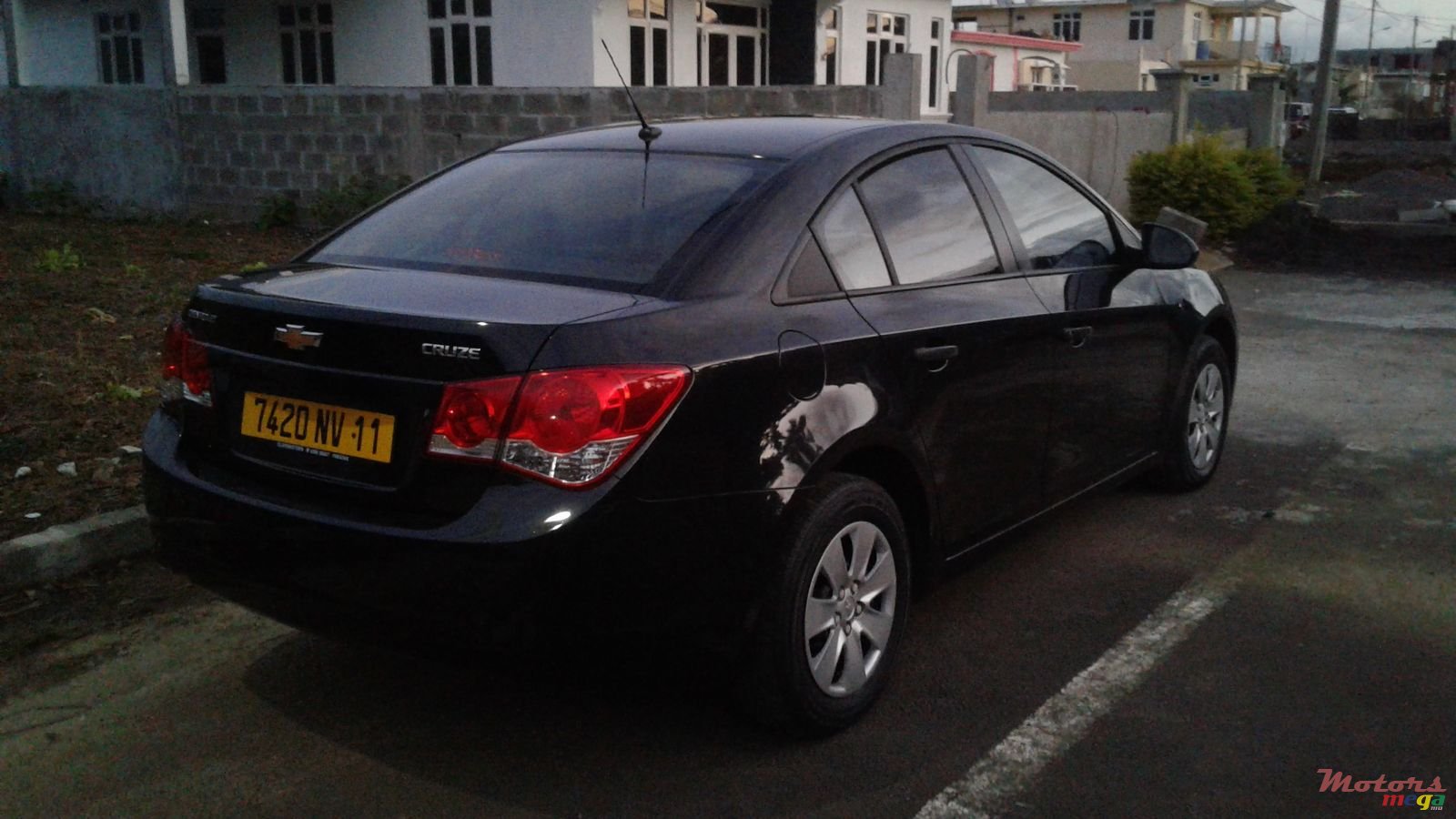 2011' Chevrolet Cruze photo #2