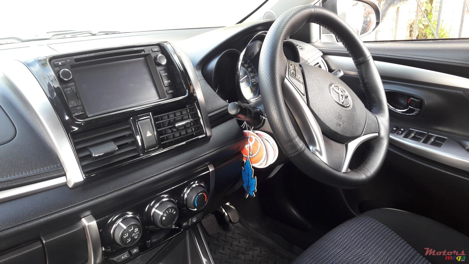 2014' Toyota Yaris photo #1