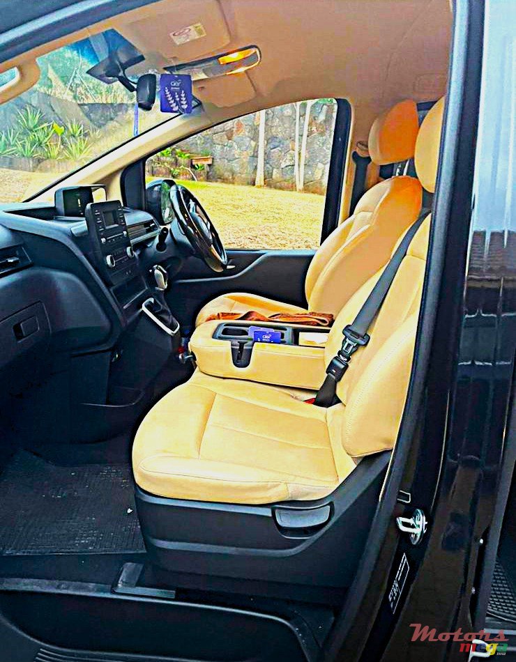 2022' Hyundai Staria 11 seater photo #4