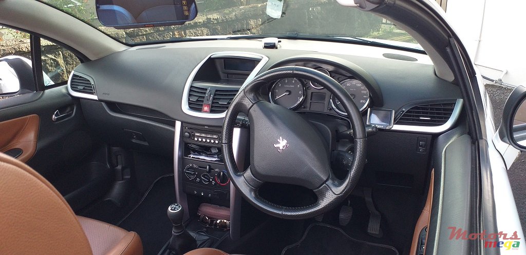 2010' Peugeot 207 cc photo #5