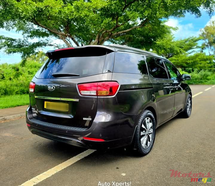 2017' Kia Carnival photo #4
