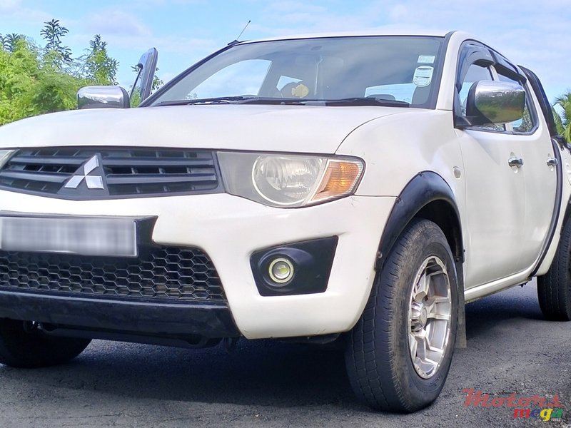 2010' Mitsubishi L200 photo #7