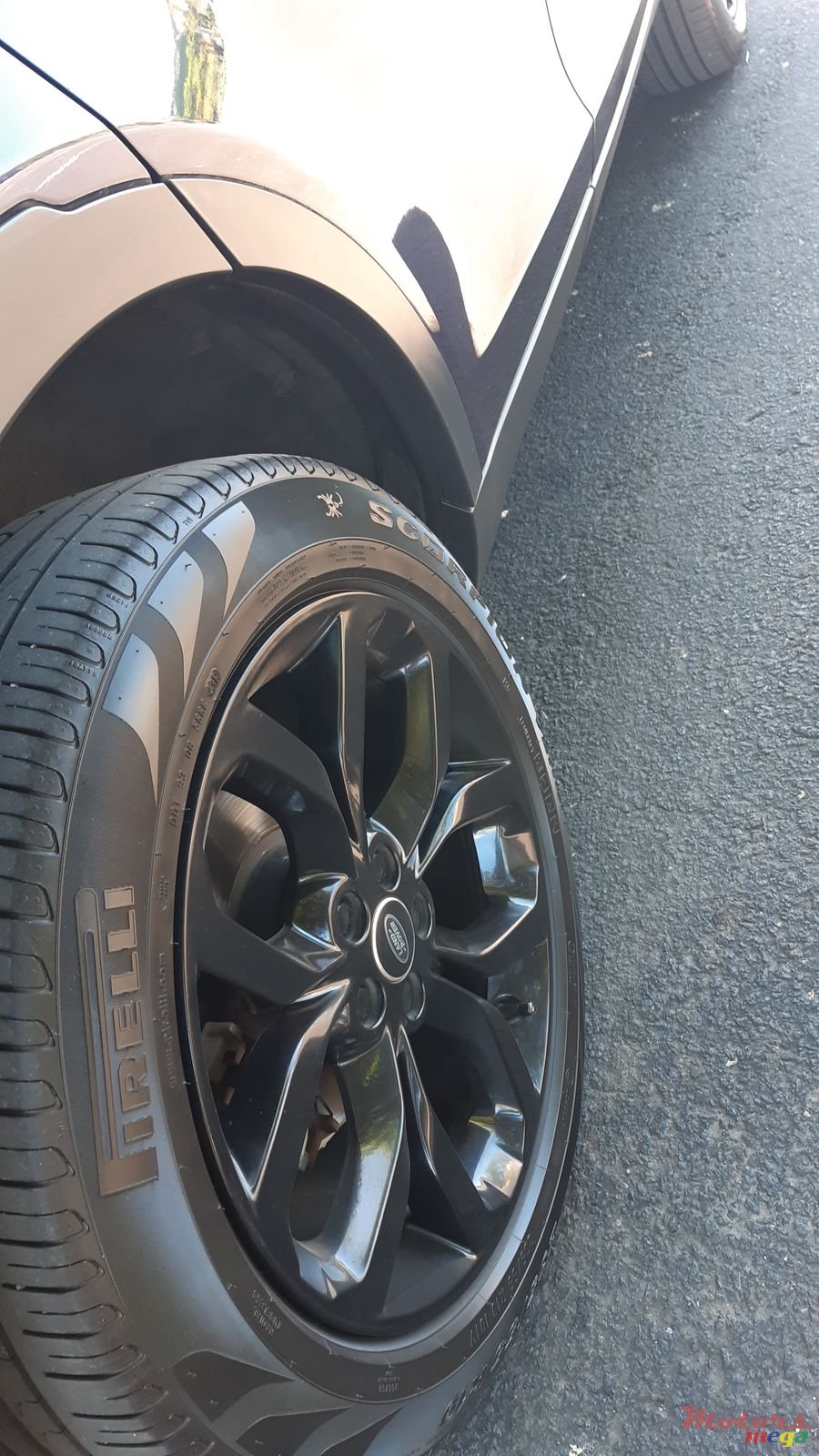 2016' Land Rover Discovery photo #3