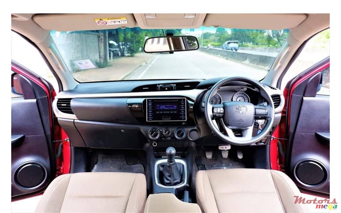 2017' Toyota RunX photo #4