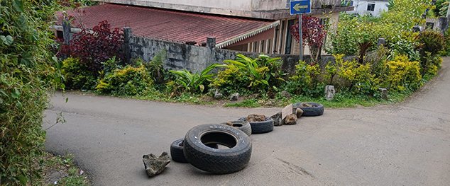 À Résidence L’Oiseau, Curepipe: Des habitants bloquent la circulation à cause de l’état déplorable des routes
