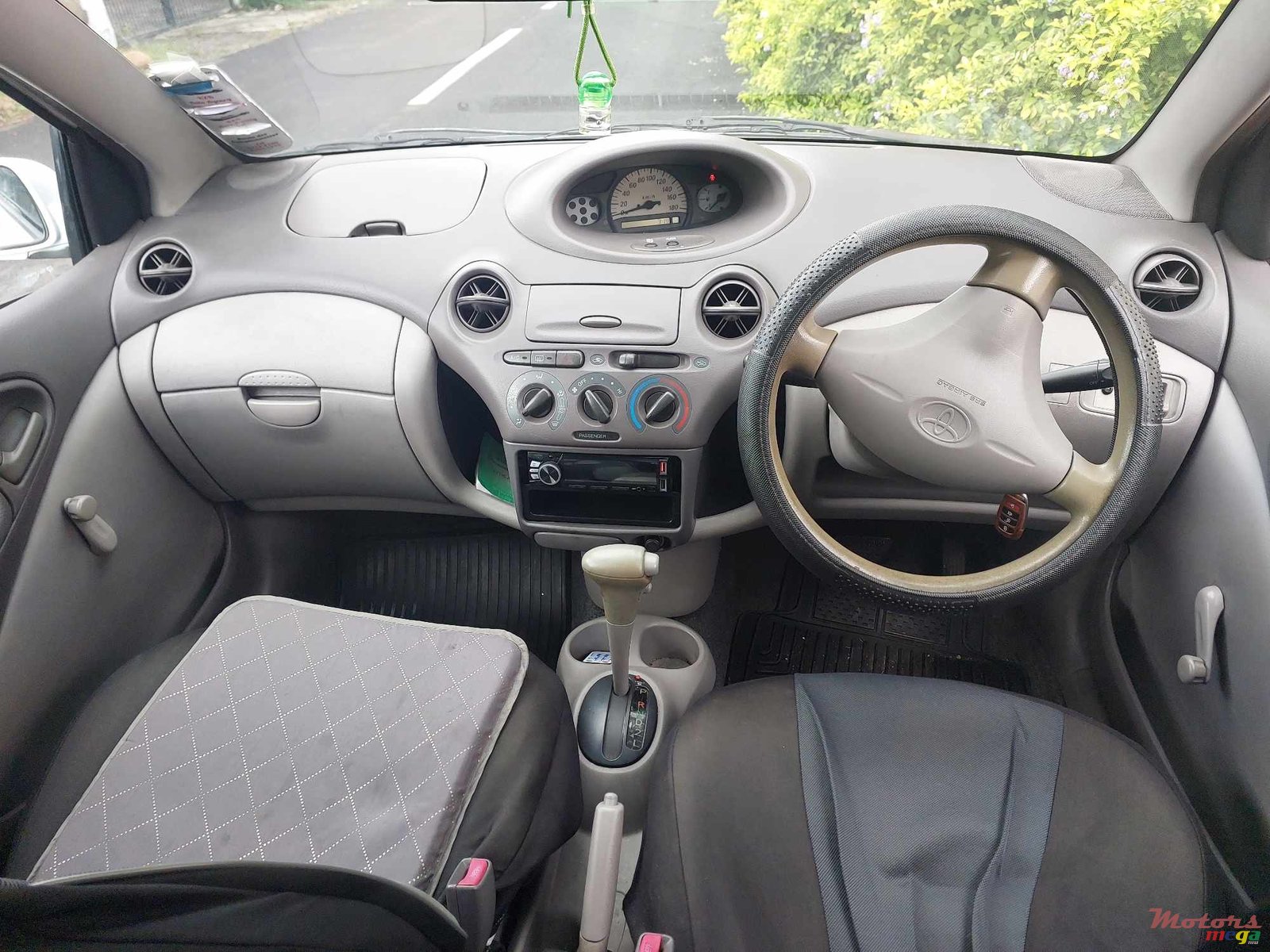 2002' Toyota Platz SCP92 photo #7