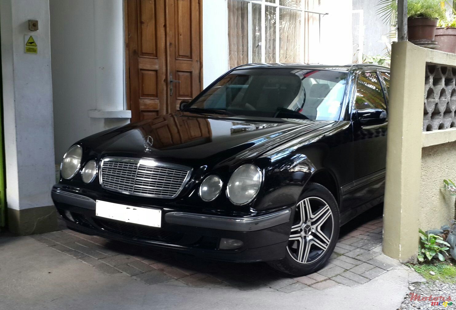 2001' Mercedes-Benz E220 CDI photo #1