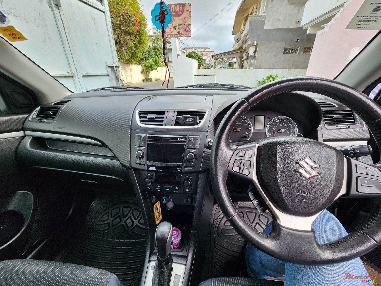 2015' Suzuki Swift photo #1