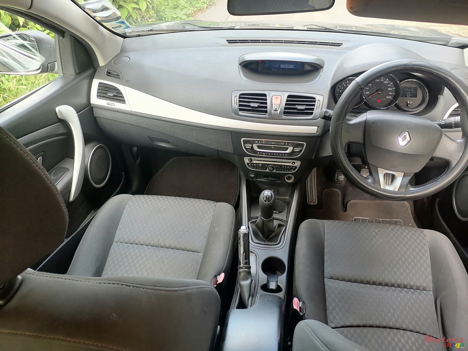 2011' Renault Fluence photo #7