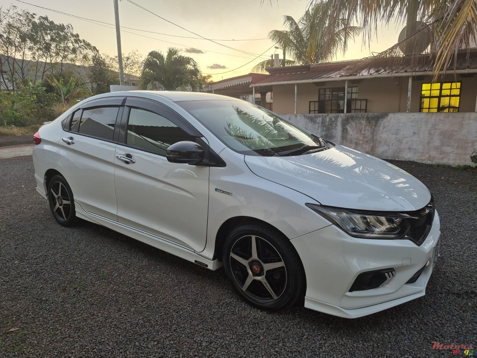 2018' Honda Grace Sport Limited Edition photo #2