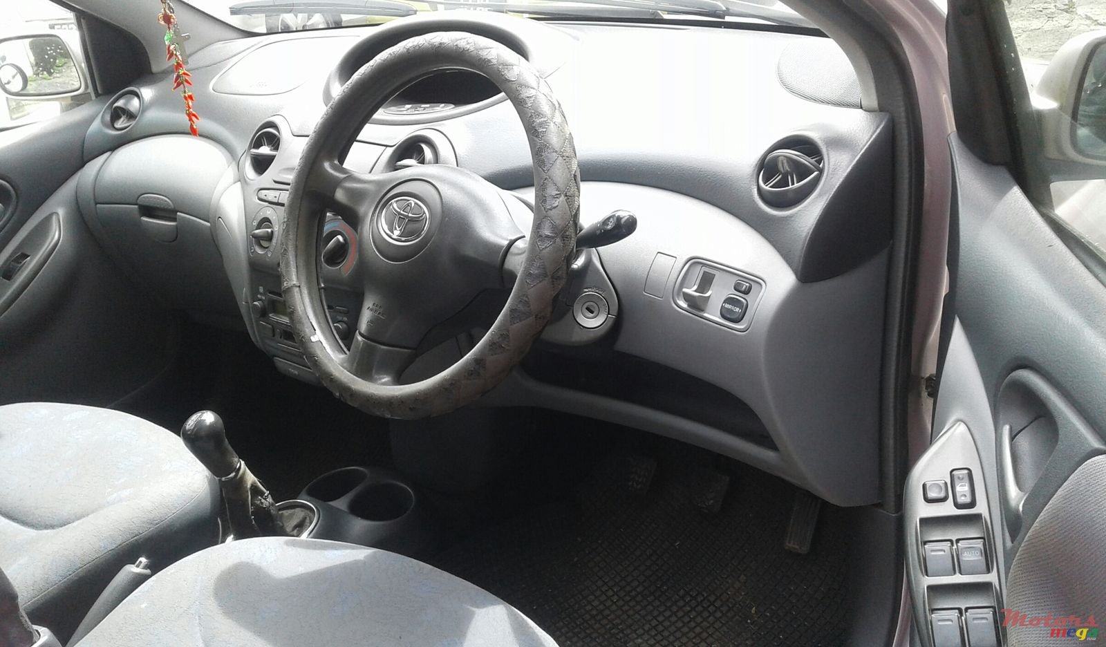 2002' Toyota Vitz photo #4