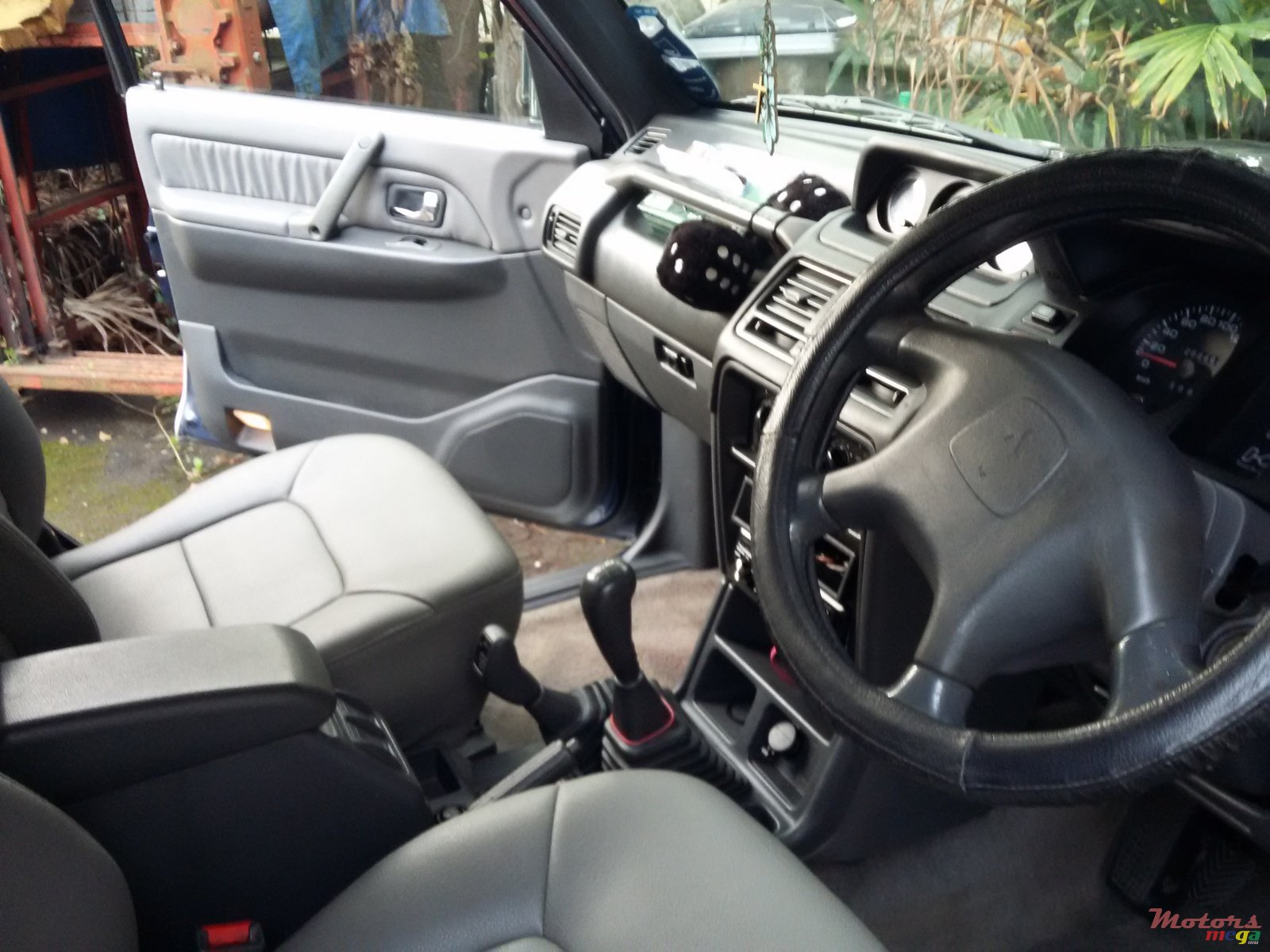 1998' Mitsubishi Pajero photo #2