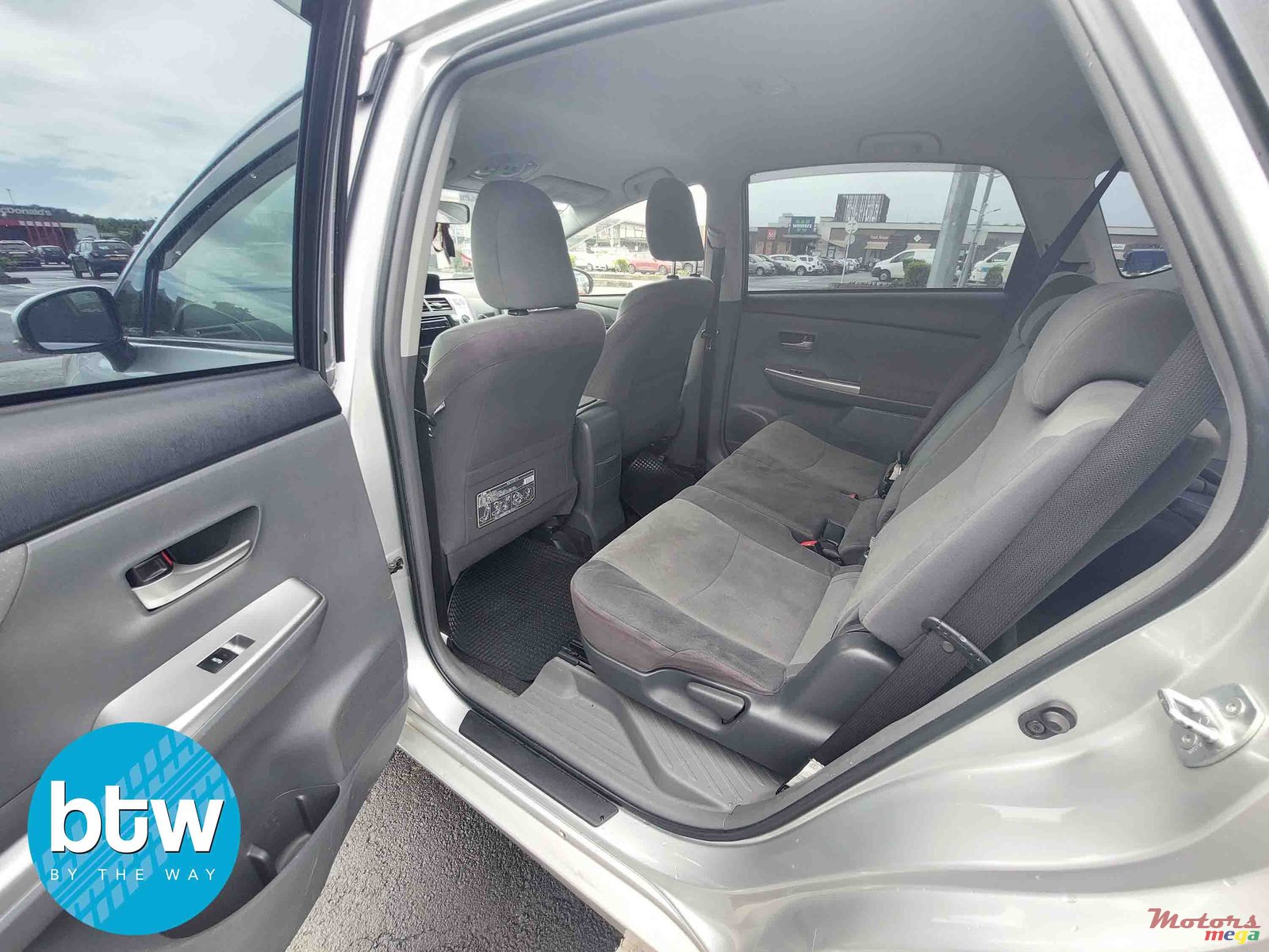 2013' Toyota Prius photo #5