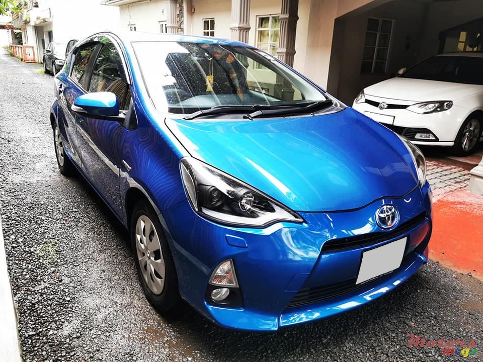 2013' Toyota Aqua photo #2