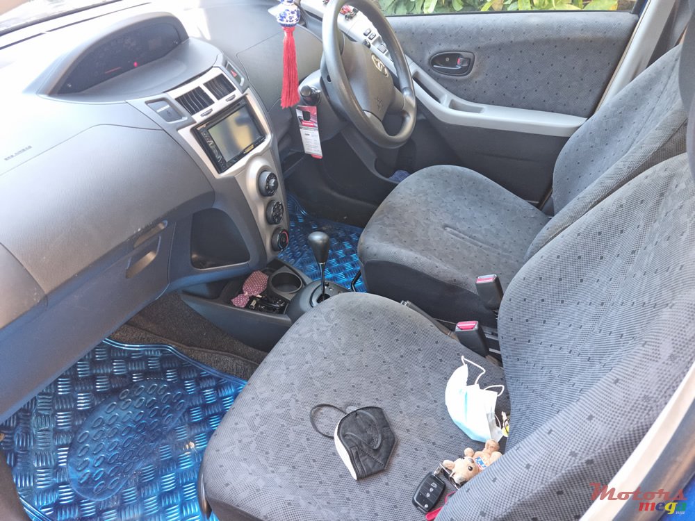 2009' Toyota Vitz photo #2