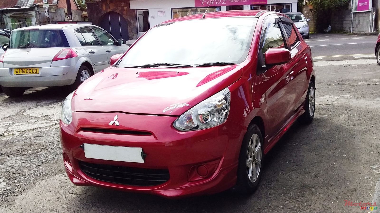 2013' Mitsubishi Mirage photo #2