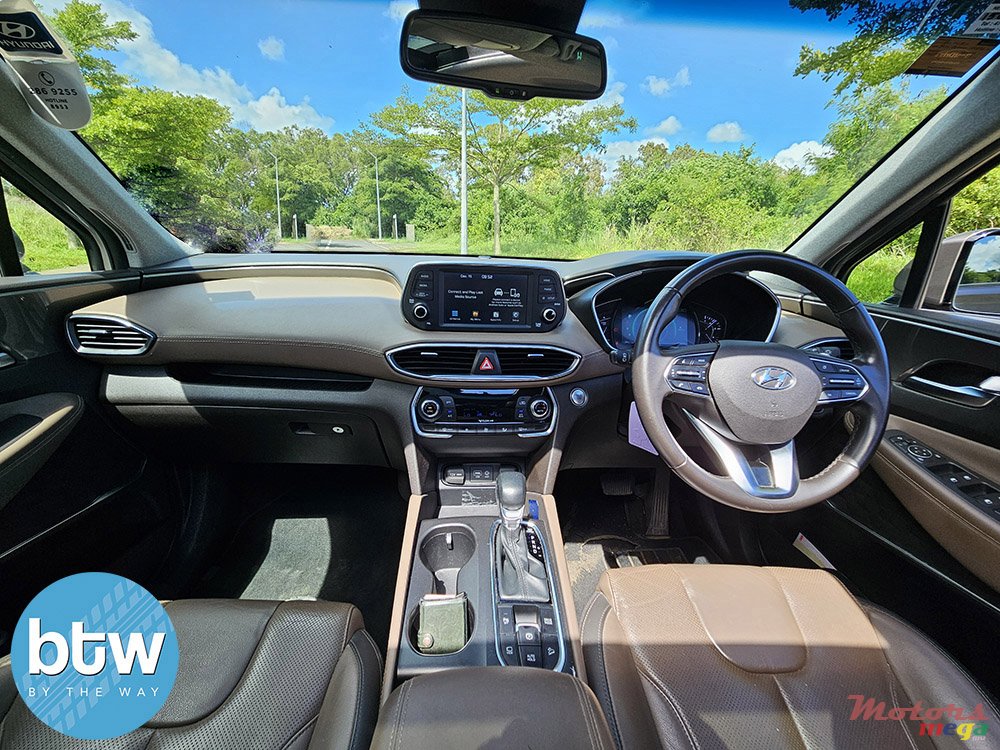 2018' Hyundai Santa Fe photo #5