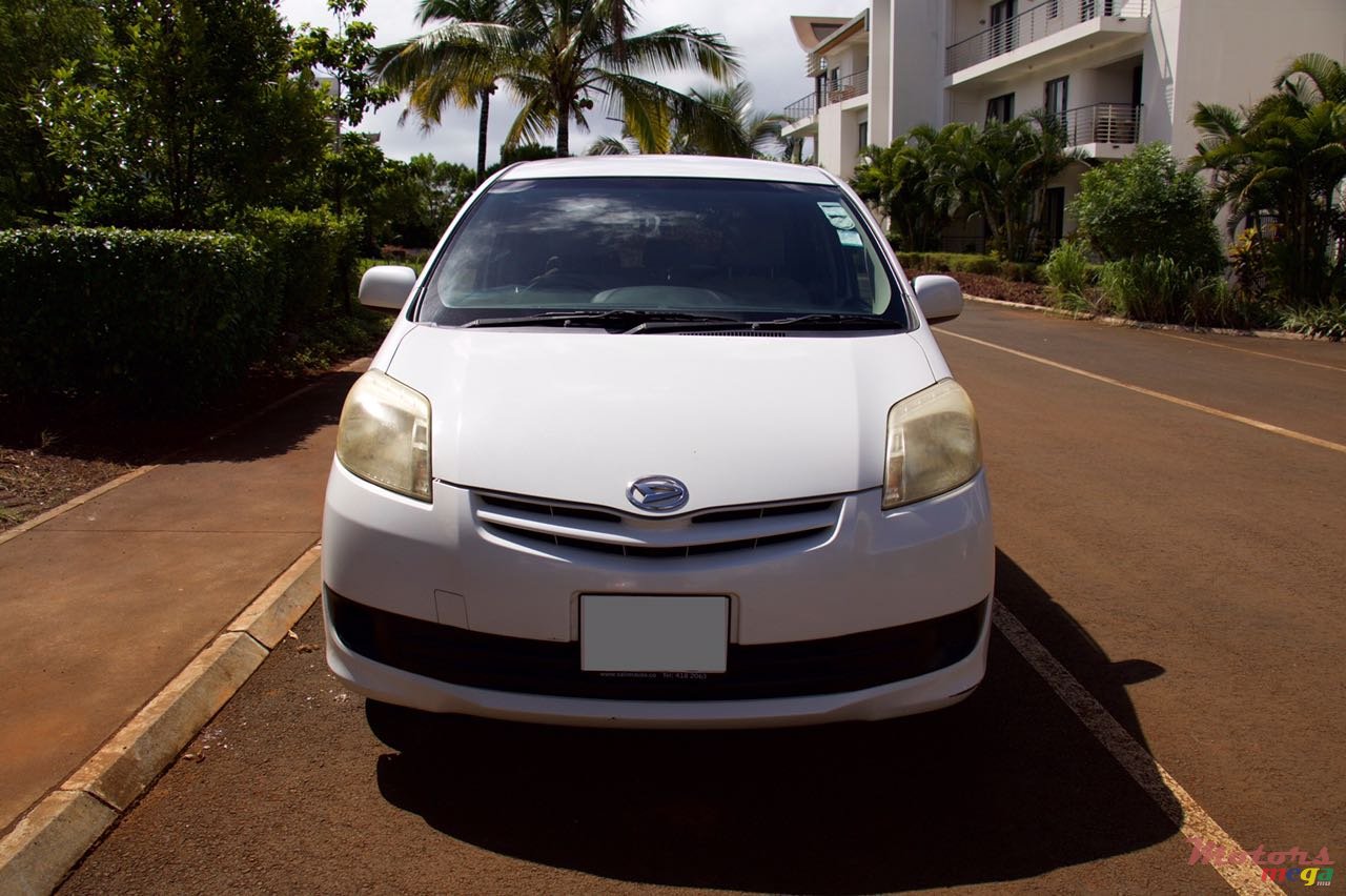 2010' Daihatsu Boon Luminas photo #2