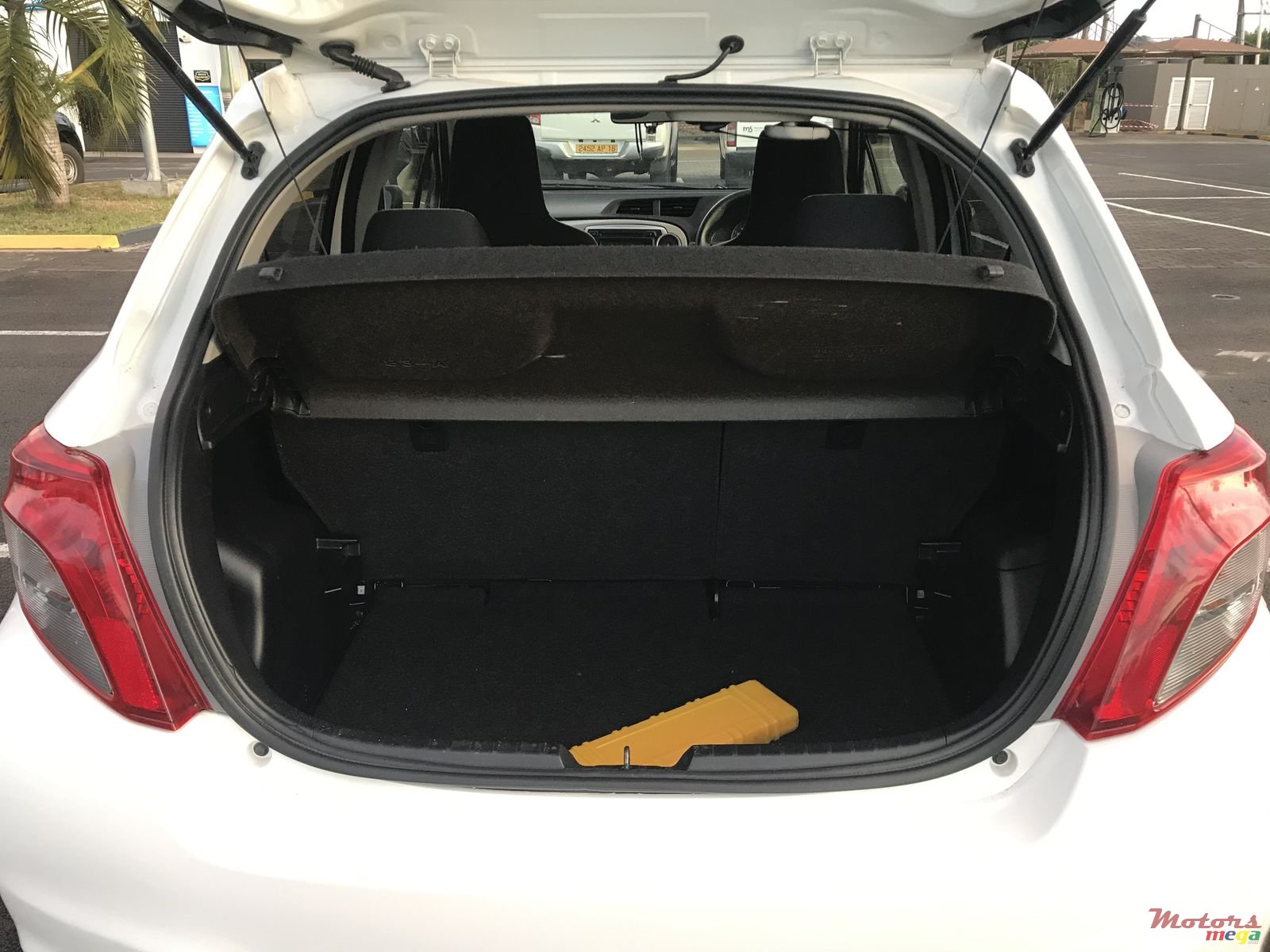 2013' Toyota Vitz photo #6