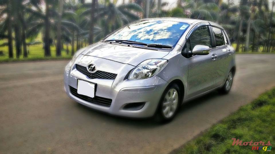 2009' Toyota Vitz photo #1
