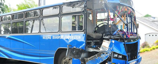 Deux autobus sont entrés en collision à Rivière-du-Rempart et ont fait plusieurs blessés.
