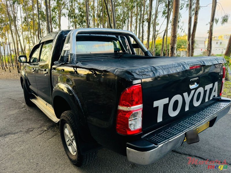 2013' Toyota Hilux black photo #4