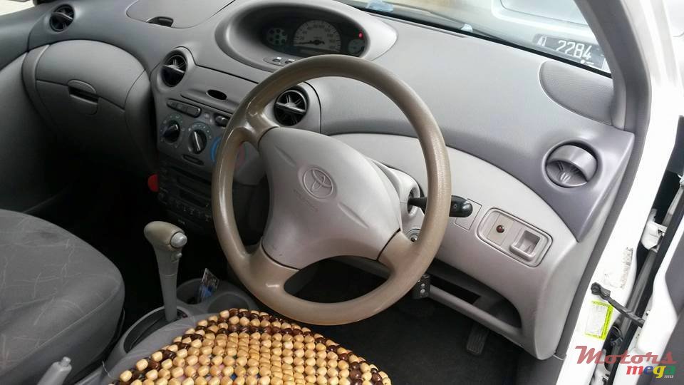 2002' Toyota Platz  photo #3