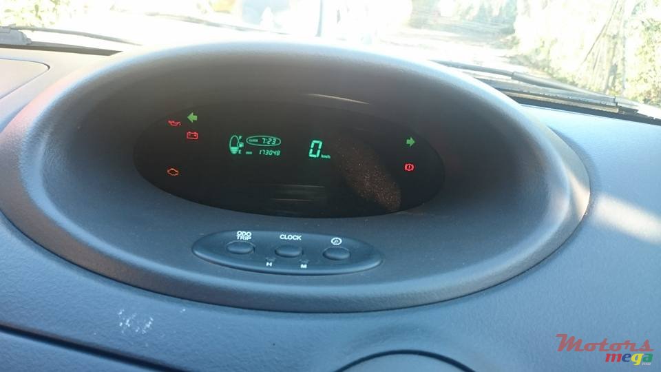 2000' Toyota Vitz photo #2