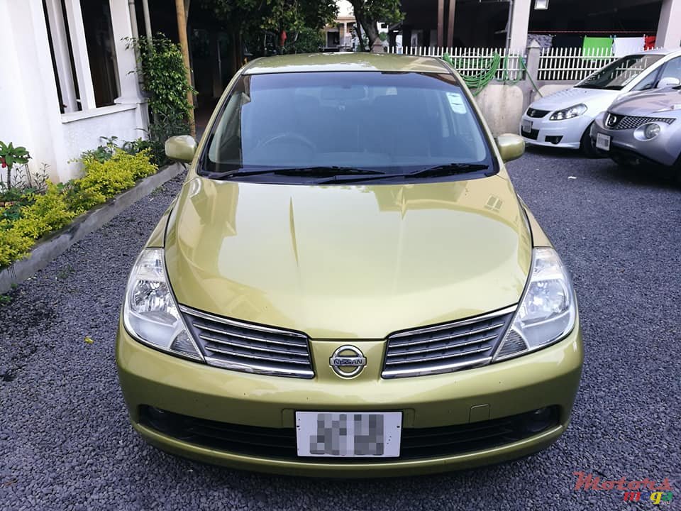 2005' Nissan Tiida Hatchback photo #1