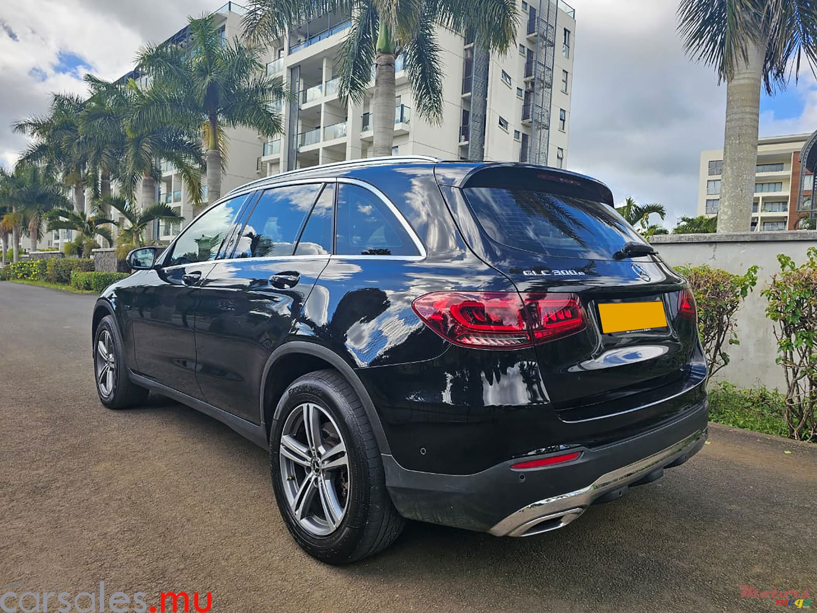 2020' Mercedes-Benz GLC 300e 4matic Avantgarde 2.0 photo #3