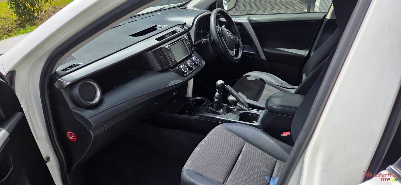 2016' Toyota RAV4 photo #4