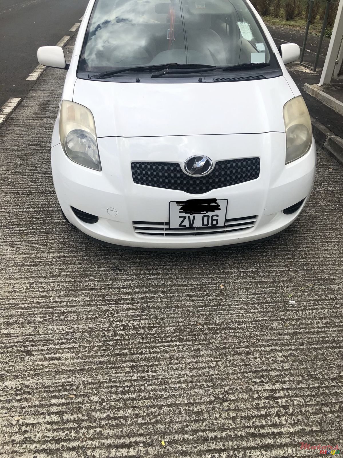 2006' Toyota Vitz photo #1