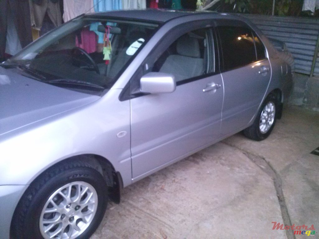 2004' Mitsubishi Lancer GLX photo #2