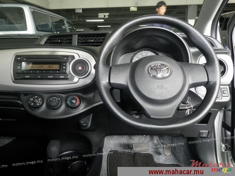 2011' Nissan Vitz photo #3