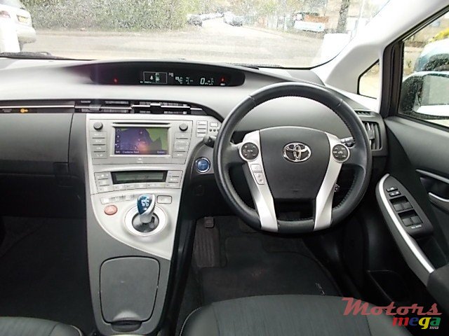 2014' Toyota Prius Plug-in Hybrid photo #5