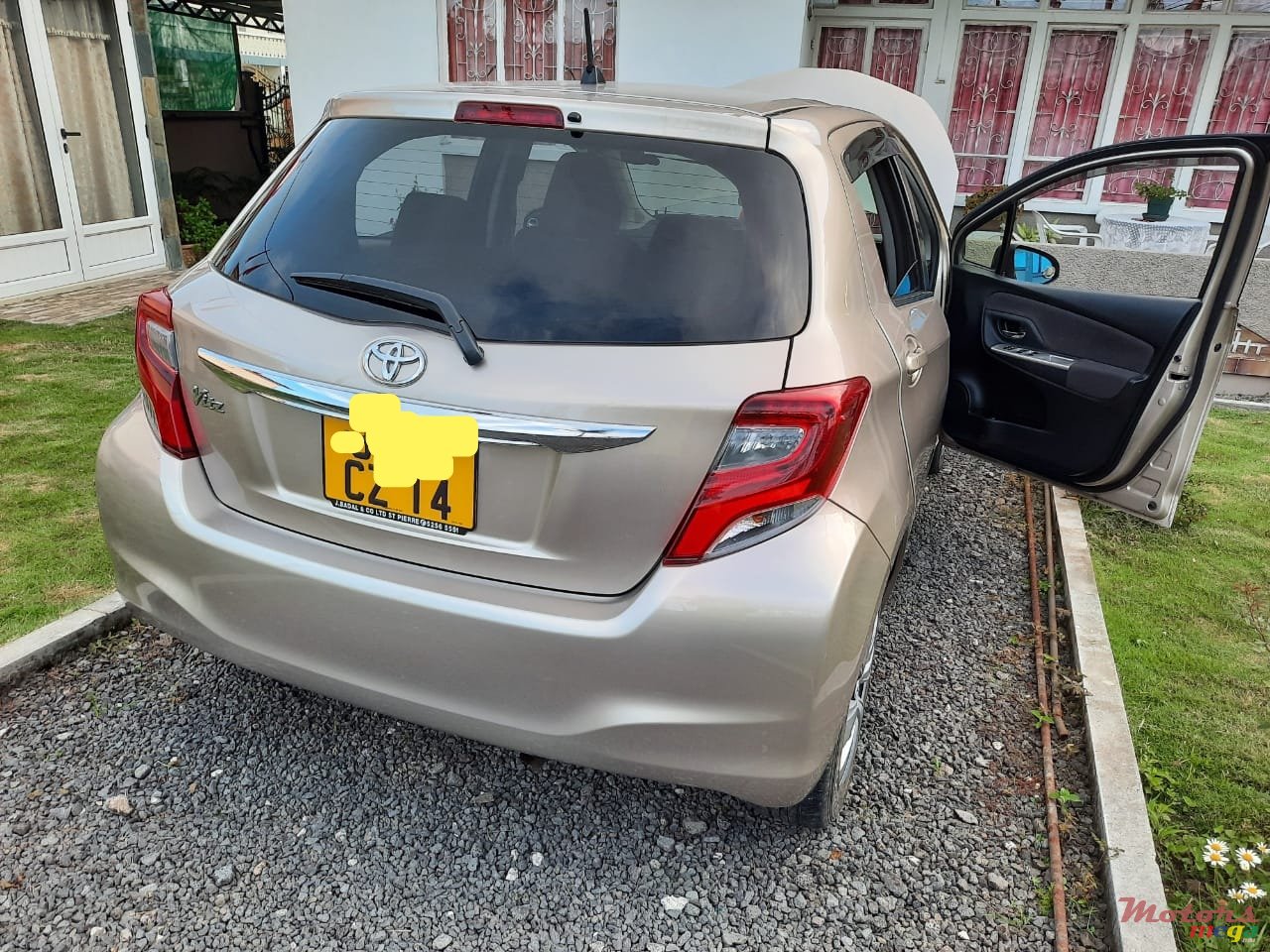 2014' Toyota Vitz photo #2