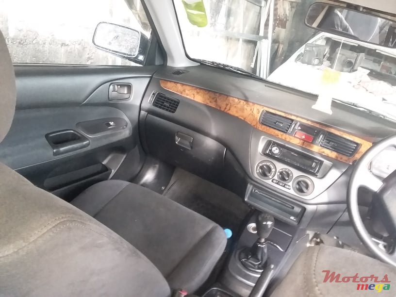 2005' Mitsubishi Lancer photo #2